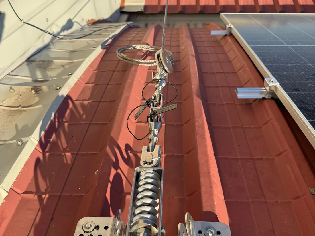 Línea de vida de cable sobre cubierta metálica con instalación fotovoltaica