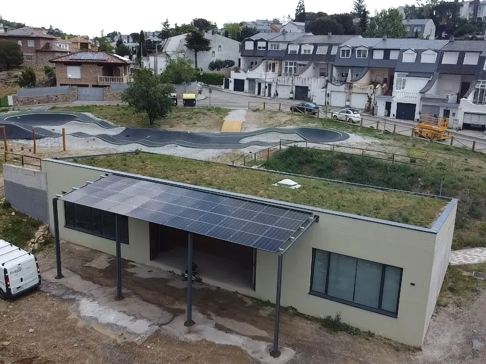 Marquesina fotovoltaica sobre estructura metálica, con la furgoneta de Fritts en la obra
