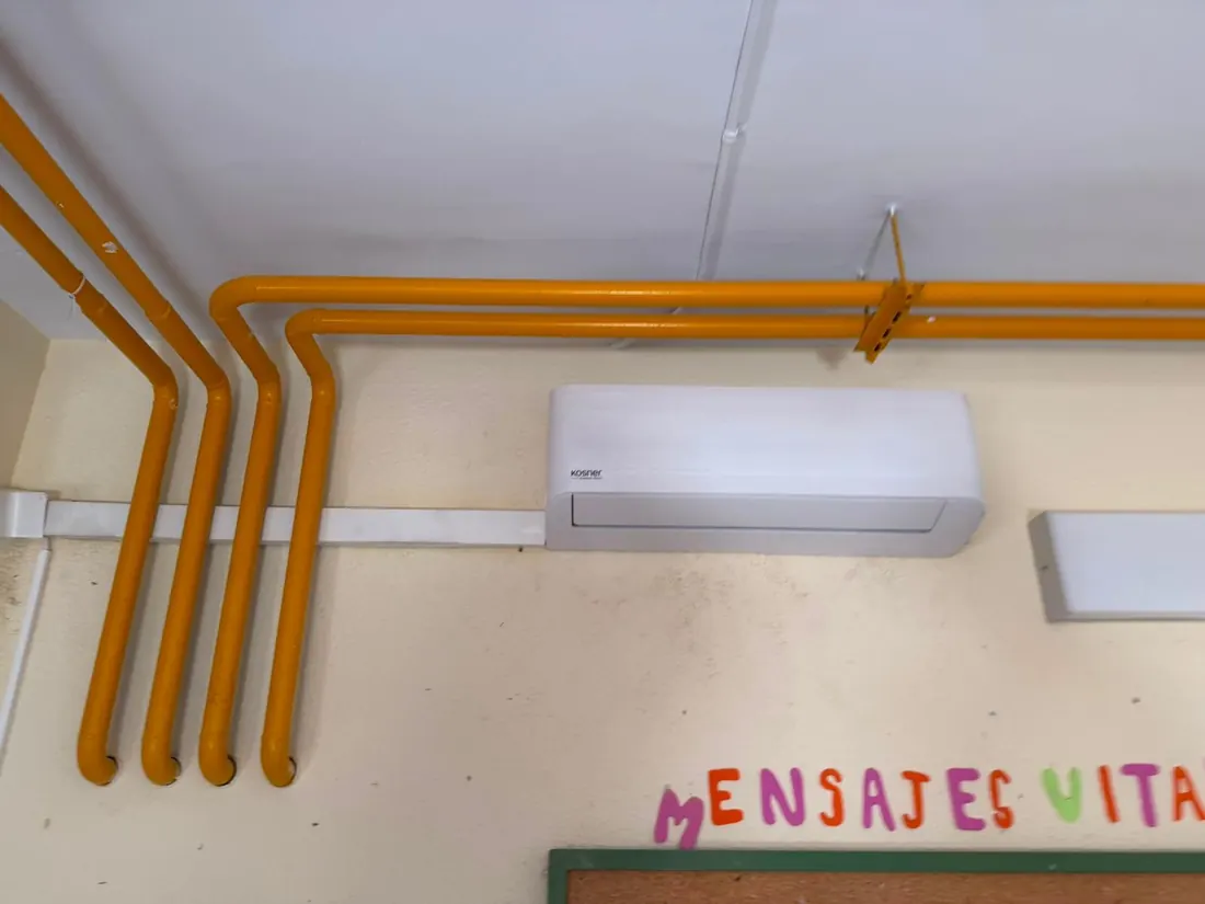 Unidad interior de climatización en un aula