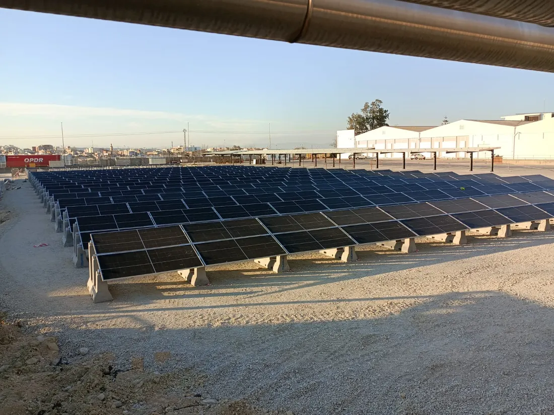 Planta fotovoltaica sobre suelo con estructura lastrada de hormigón