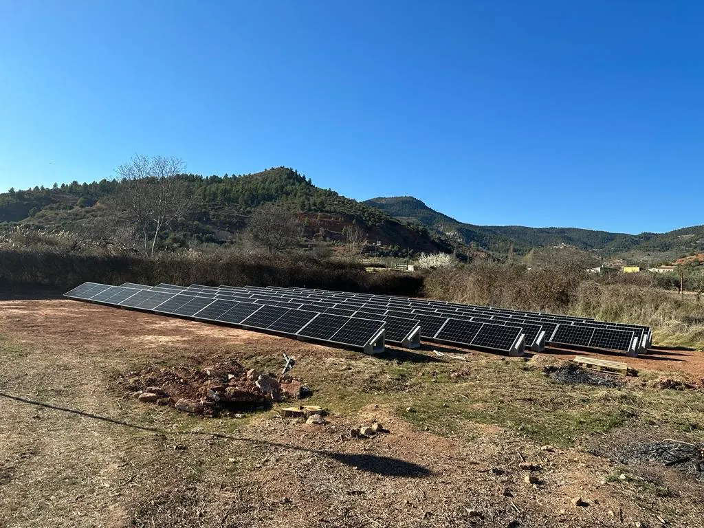 Planta fotovoltaica sobre suelo en un entorno rural de montaña