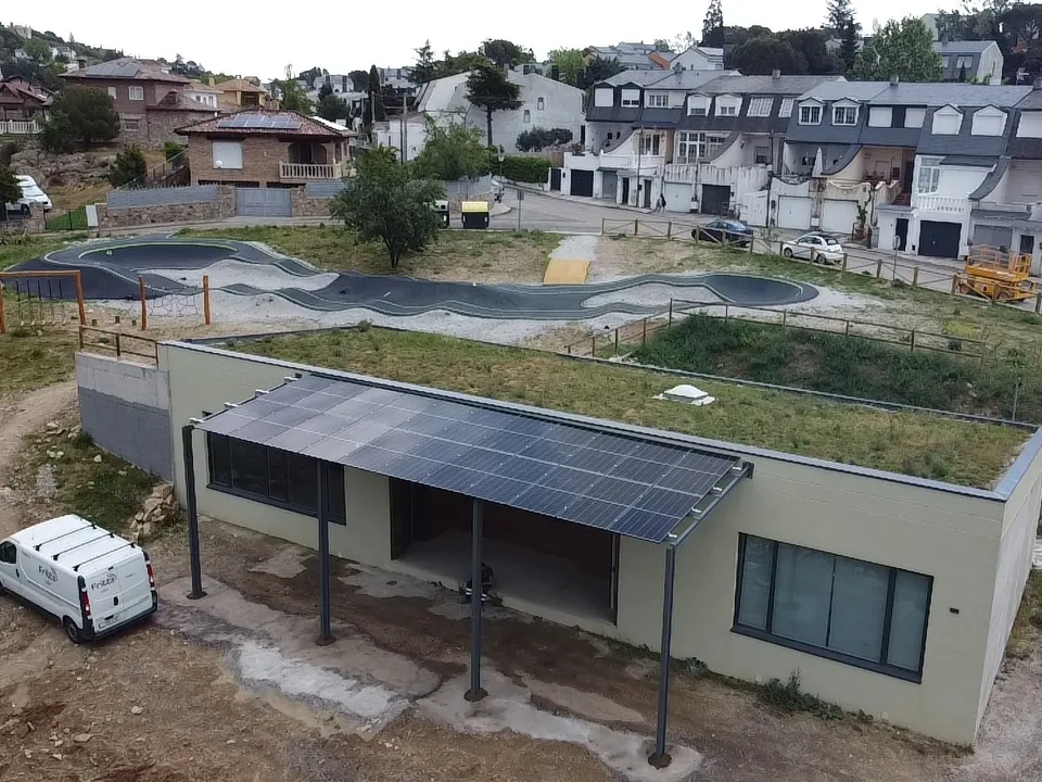 Marquesina fotovoltaica sobre estructura metálica, con la furgoneta de Fritts en la obra