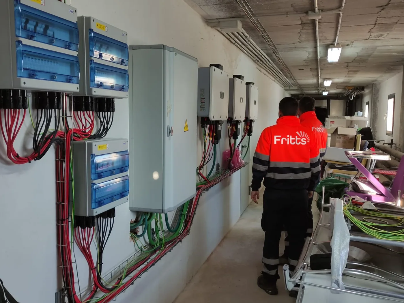 Técnicos de Fritts revisando inversores y cuadros de protección de una instalación fotovoltaica
