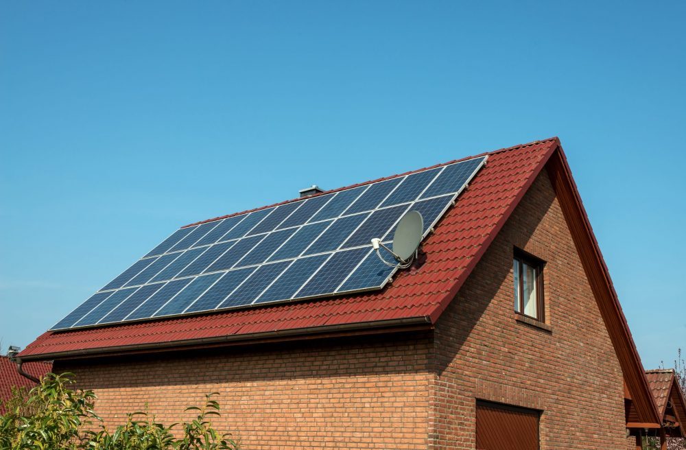 Placas solares en casa de campo